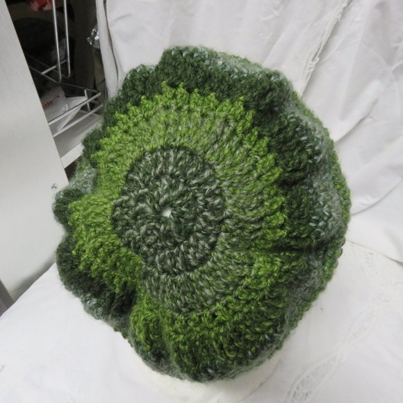 HAND CROCHET HAT OF VARIEGATED GREEN COLORS/UNISEX - Picture 3 of 9